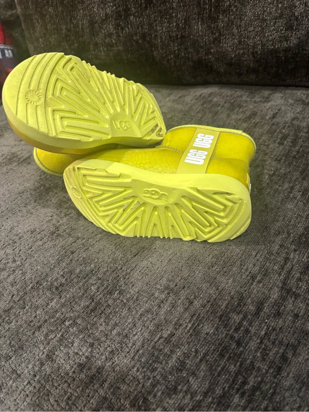 UGG Kids Classic Clear Mini II Boots Sherpa Lined Sulfur Green Size 10